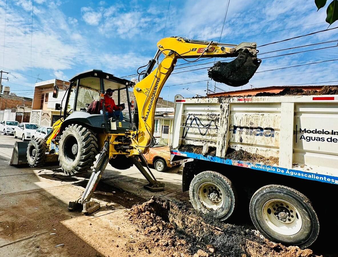 Rehabilitan red sanitaria en el fraccionamiento José López Portillo