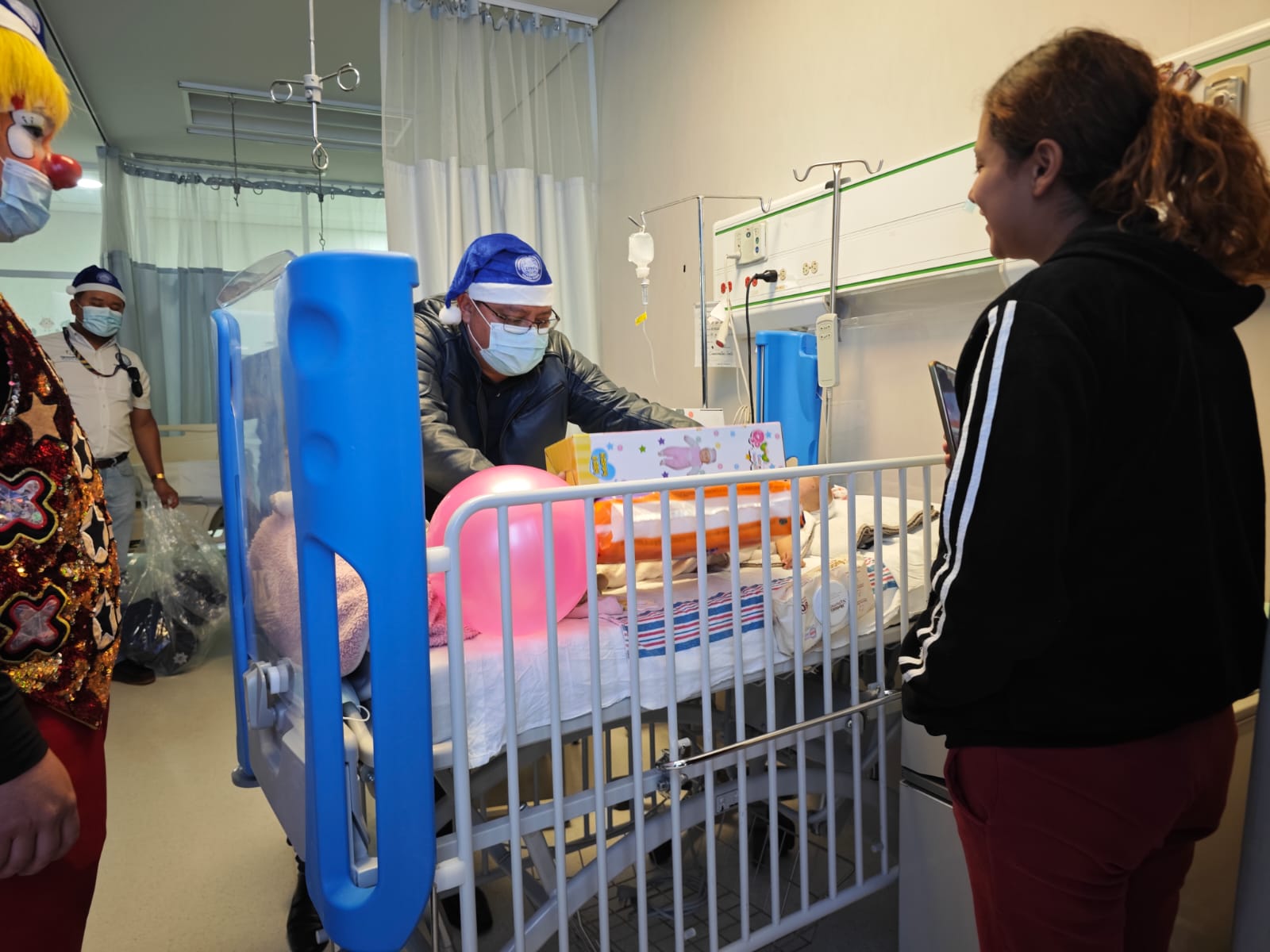 Policías estatales llevan regalos a niños que reciben tratamiento oncológico en el Hospital Hidalgo