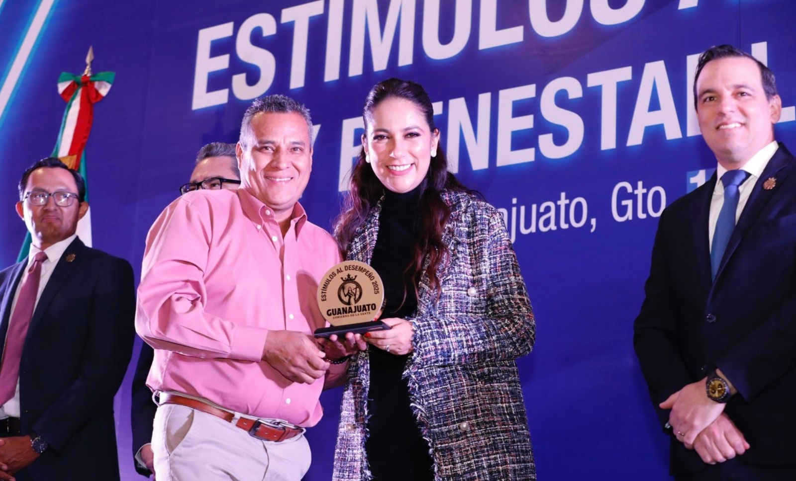 Gobierno de Guanajuato entrega estímulos a servidores públicos por desempeño laboral