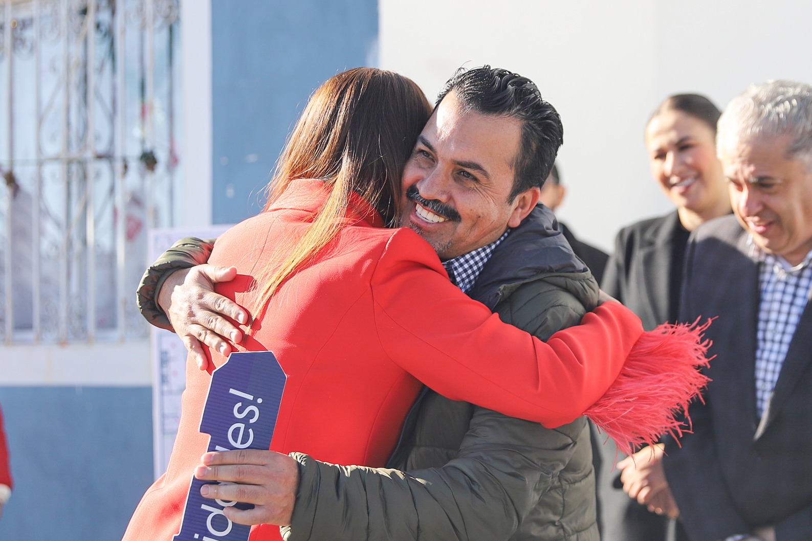 Entregan casa a ganador del sorteo por el Día del Maestro