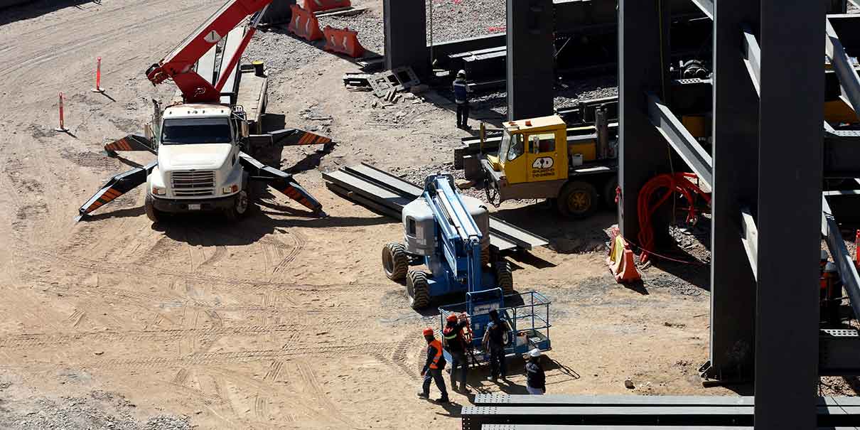 Construcción desploma la actividad industrial en Puebla; manufactura resiste con crecimiento leve