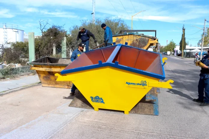 Buscan reponer contenedores destruidos: más de mil 500 requieren renovación El municipio de Aguascalientes enfrenta un deterioro significativo en su infraestructura de recolección de residuos, ya que más de mil 500 contenedores de basura se encuentran prácticamente destruidos o severamente dañados, por lo que se requiere un proceso de renovación gradual, informó el secretario de Servicios Públicos, Carlos España Martínez. El funcionario explicó que la dependencia busca iniciar con una primera etapa de reposición de al menos 500 contenedores, debido a que muchos de los existentes presentan daños estructurales por el paso de los años, la corrosión y, en algunos casos, actos de vandalismo. “Tenemos más de mil 500 contenedores que están prácticamente destruidos, muy lastimados, y se requiere hacer una renovación. Queremos empezar con una etapa mínima de 500”, señaló. España Martínez detalló que el costo de reparación de cada contenedor oscila entre 25 y 30 mil pesos, mientras que la adquisición de uno nuevo representa una inversión de entre 55 y 60 mil pesos, dependiendo de su capacidad. Explicó que el deterioro no responde únicamente a vandalismo, sino principalmente al desgaste natural, ya que algunos contenedores tienen más de 50 años desde que comenzó su uso en la ciudad. “Hay contenedores que tienen más de 50 años y están muy lastimados. Otros sí han sido por vandalismo, pero también la corrosión, la quema y los líquidos de la basura van debilitando el material con el paso de los años”, explicó. Por último, adelantó que para el próximo año se buscará destinar recursos importantes para la reposición de contenedores, a fin de mejorar el servicio de recolección y prevenir riesgos.