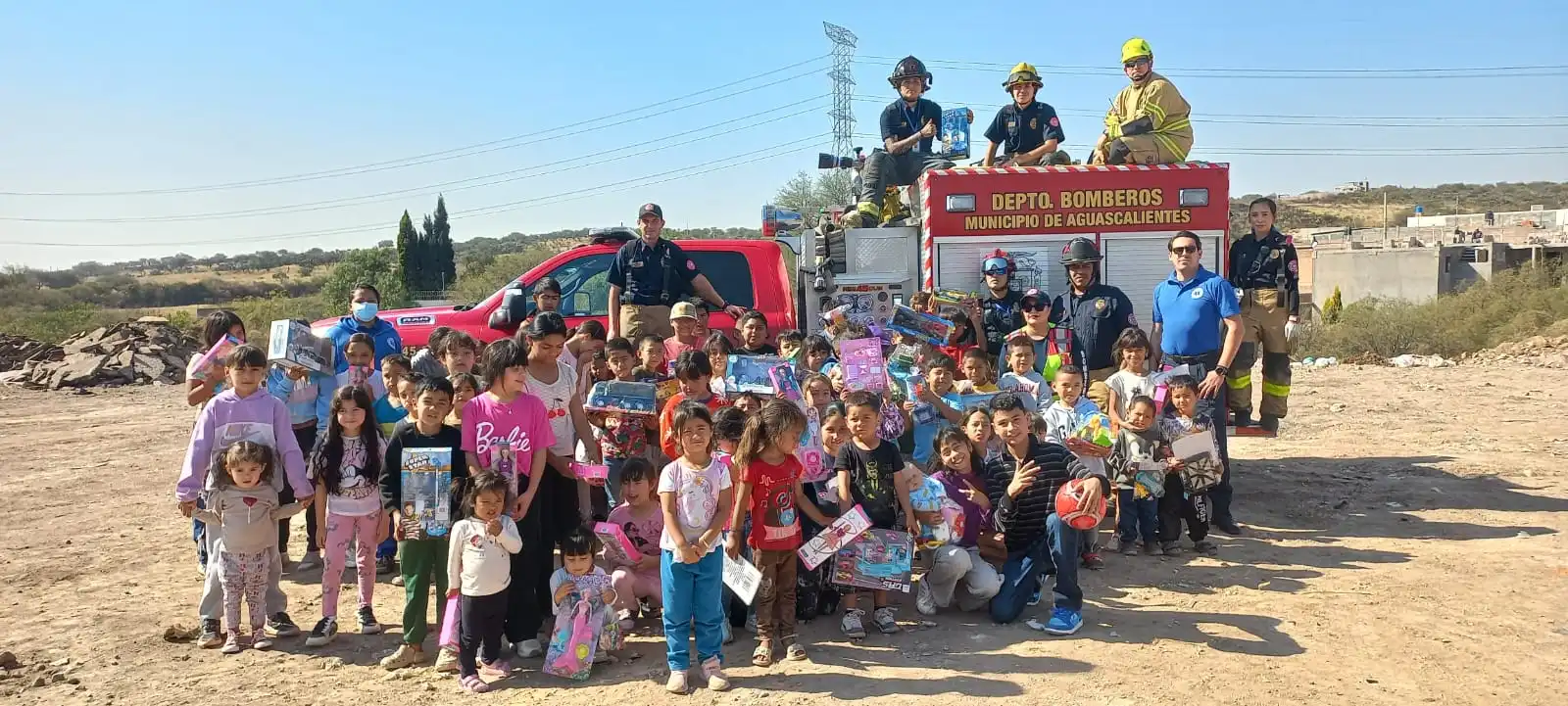 Bomberos entregan juguetes a niños y niñas de comunidades