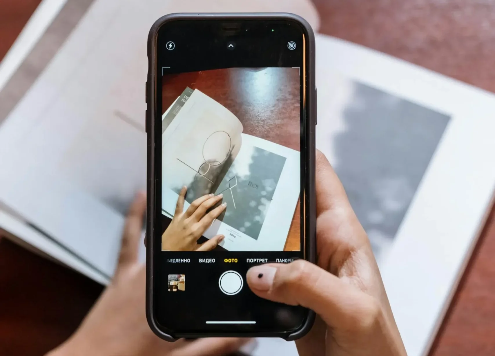 IEA reporta avances en escuelas tras limitar el uso de celulares en escuelas