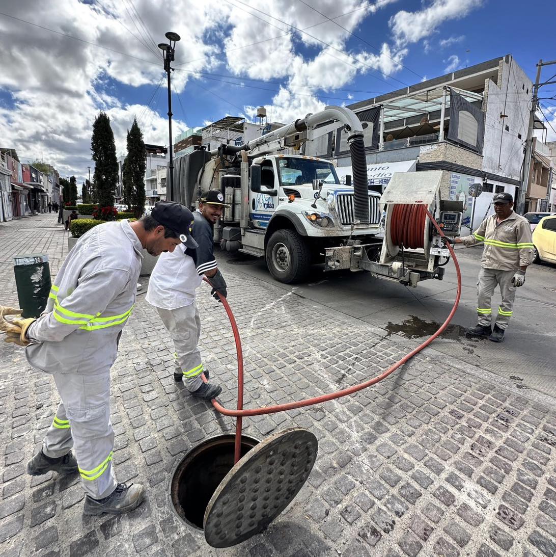 MIAA refuerza el servicio de alcantarillado con acciones de desazolve preventivo
