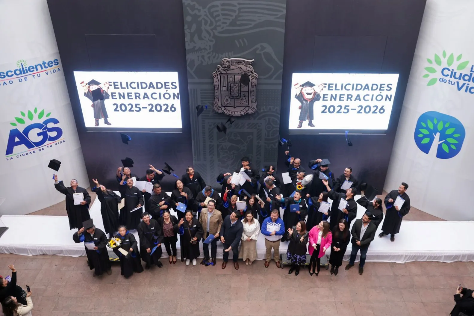 30 servidores públicos municipales concluyeron primaria y secundaria