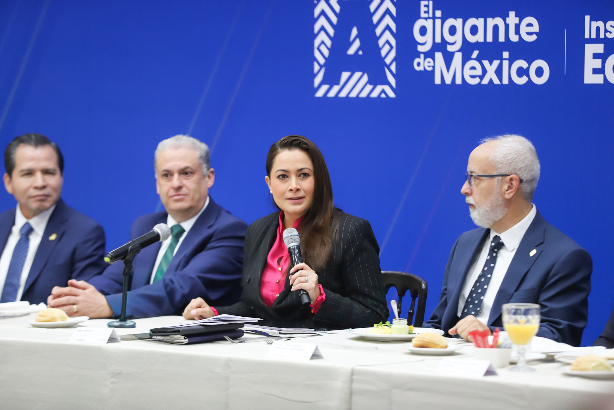 Gobernadora expone avances educativos y plan de trabajo para 2026