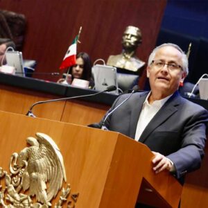 Imagen: el hoy finado Senador por Baja California Gustavo Sánchez Vázquez en uso de la tribuna parlamentaria en la cámara alta / fuente página facebook.