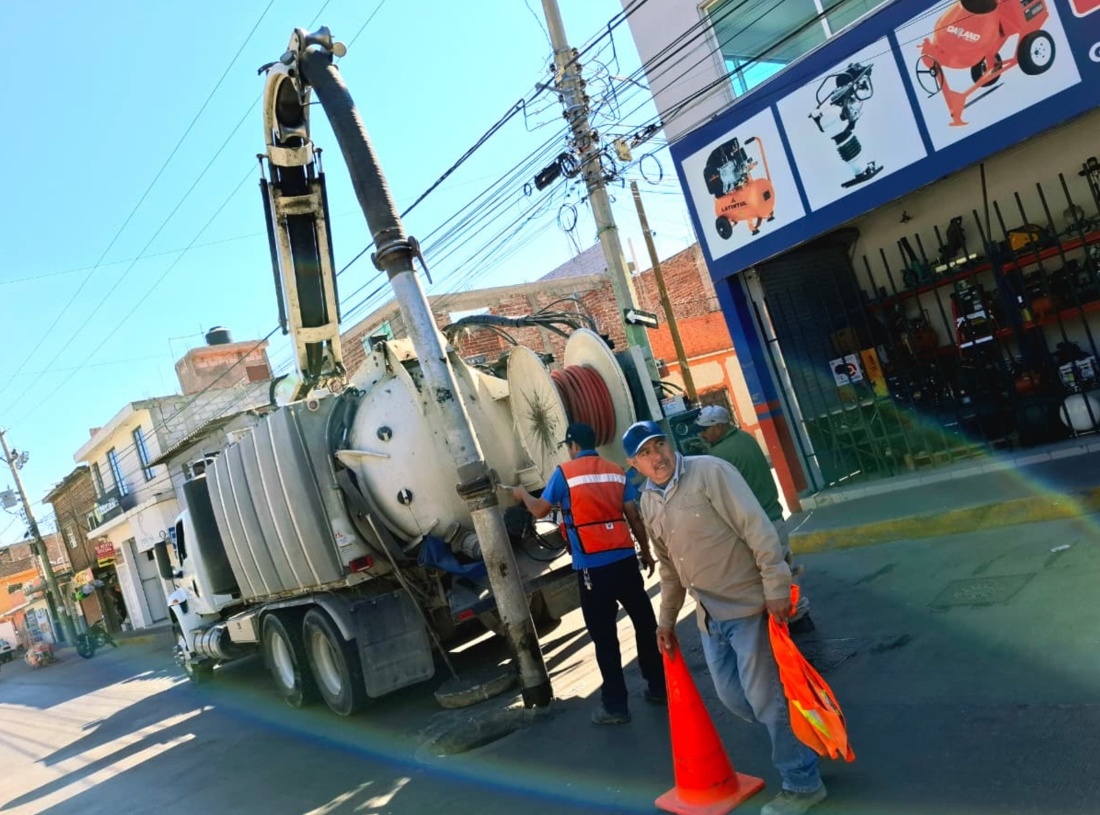 Refuerzan desazolve y mantenimiento de drenaje en puntos clave de Silao