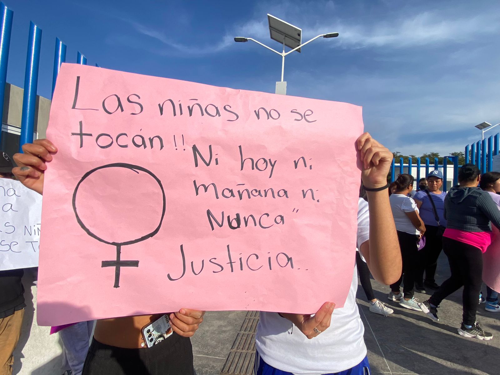 Alcaldesa de León promete atención integral a niña agredida en Rizos de la Joya