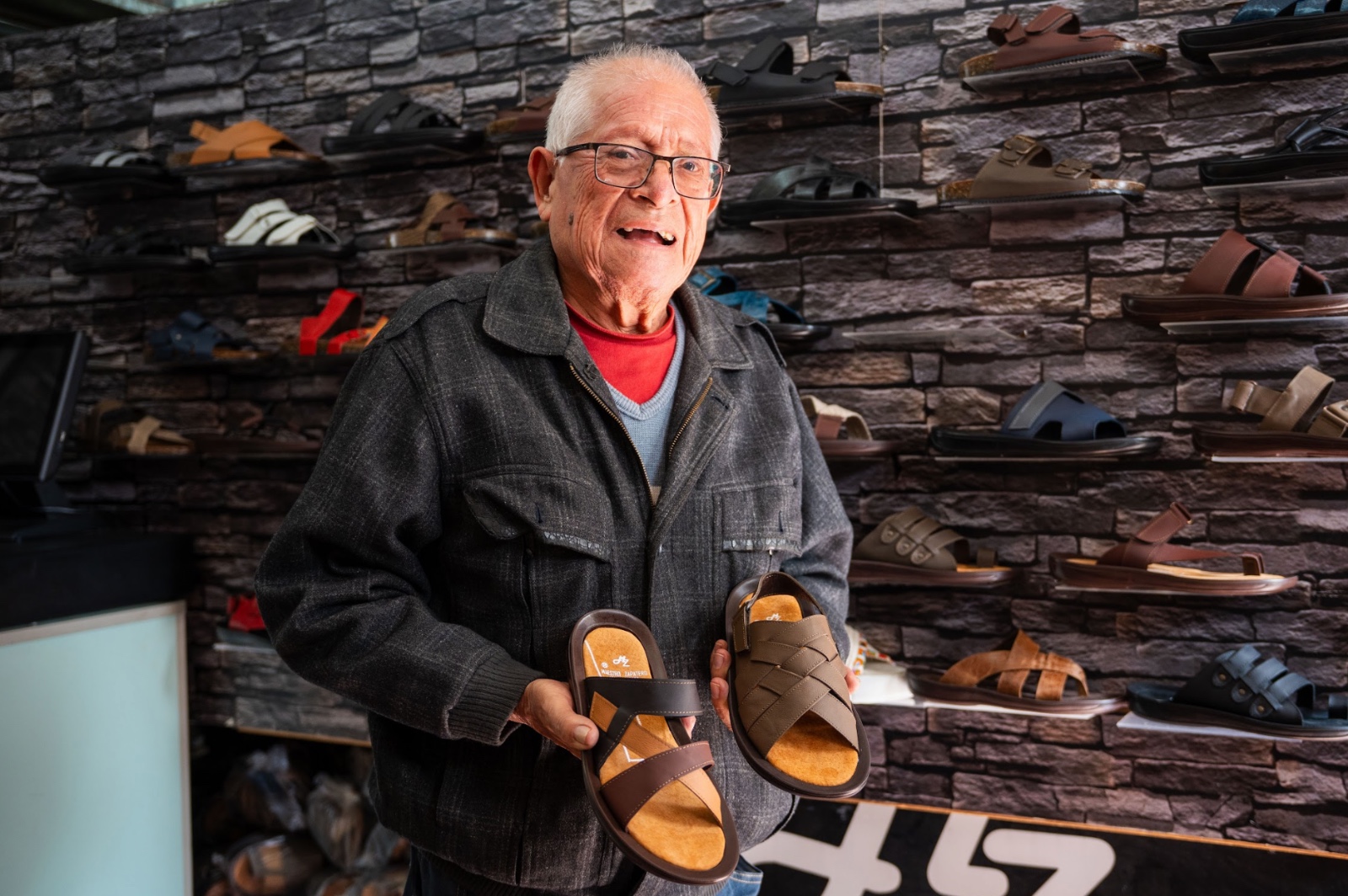 Maestro Zapatero lleva el calzado guanajuatense a mercados internacionales