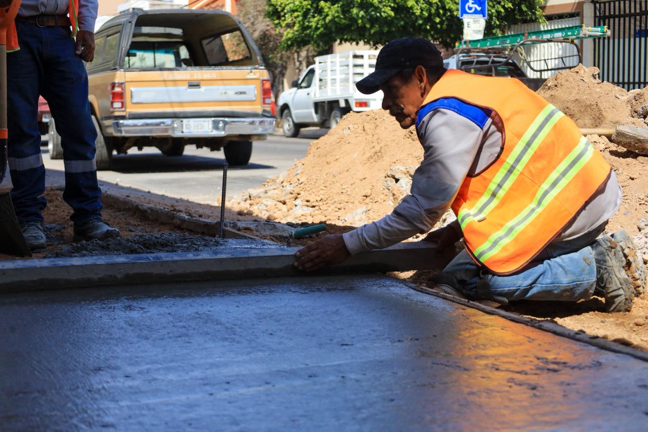 Municipio construye banquetas más amplias y accesibles
