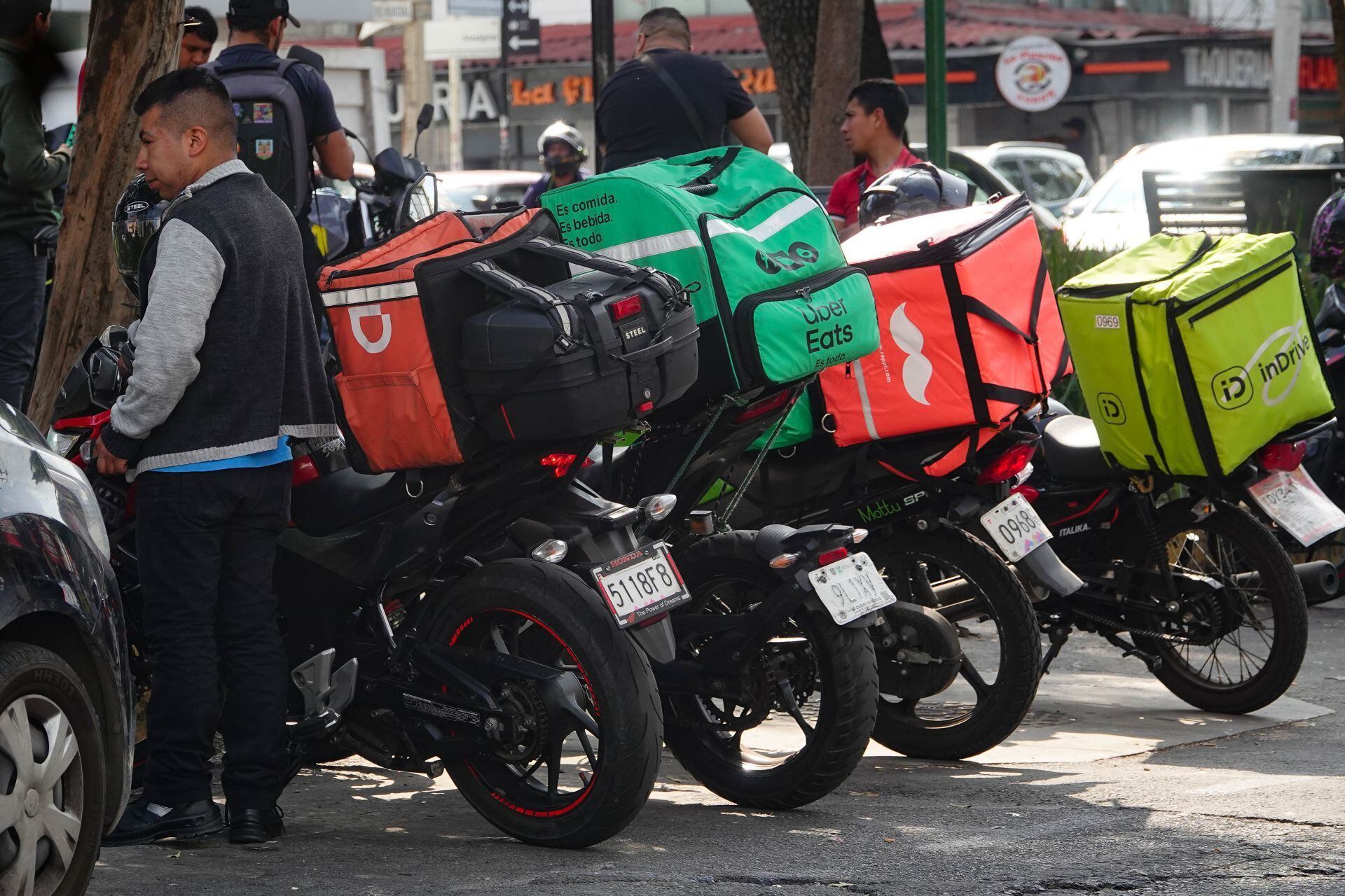 Frenan impuesto del 2% a plataformas digitales de reparto