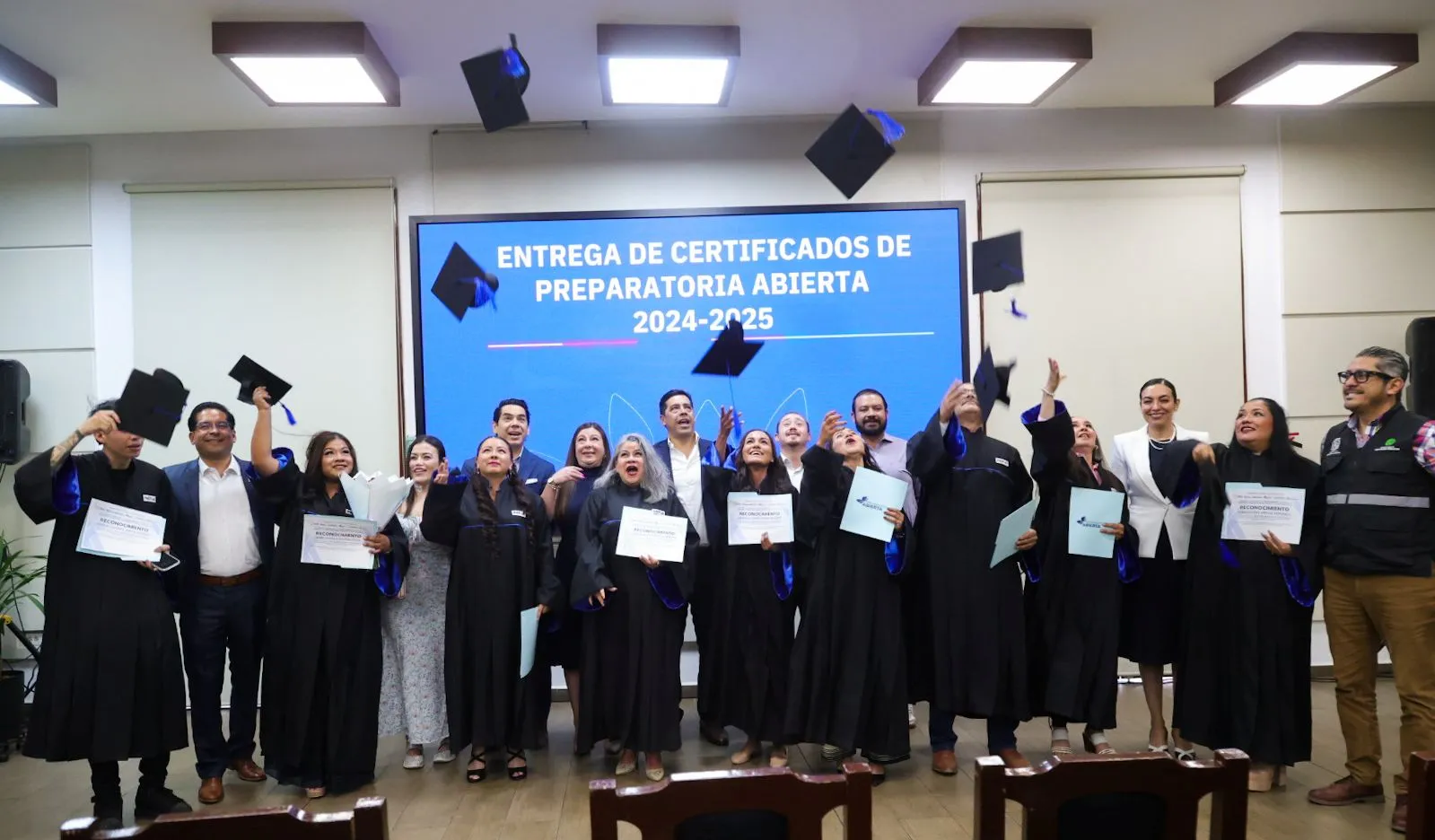 Servidores públicos municipales se gradúan de bachillerato