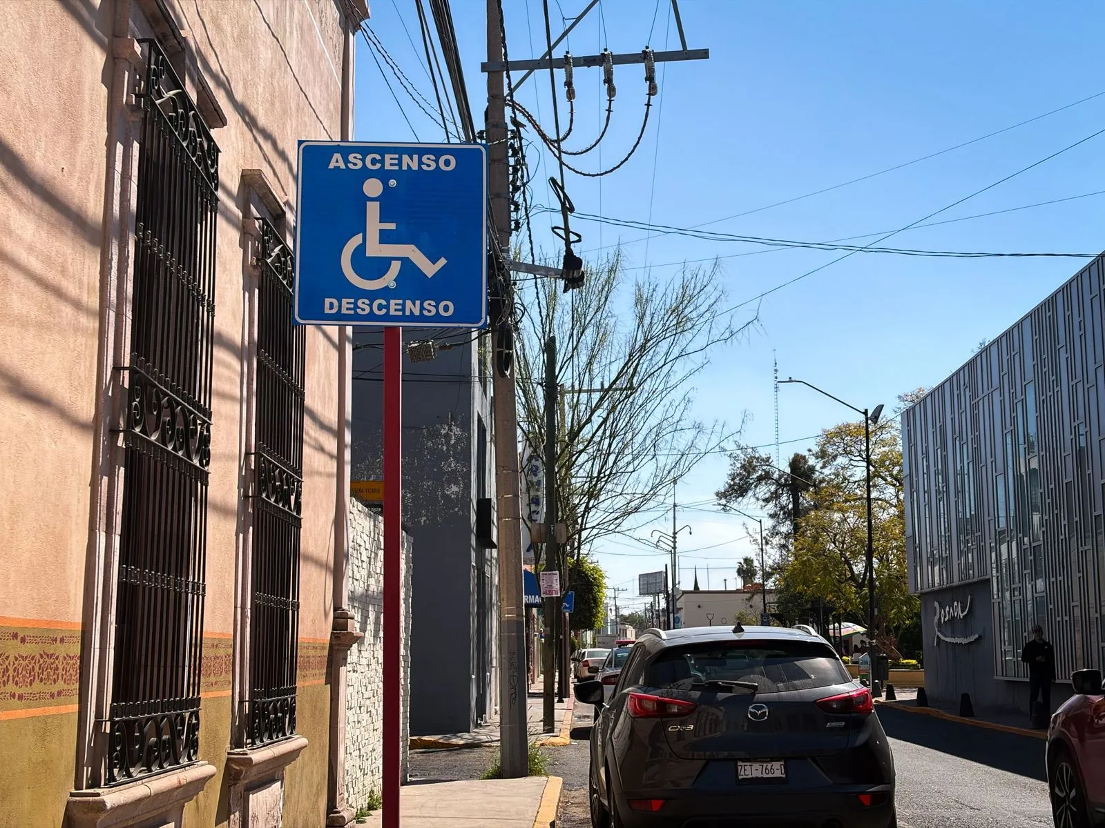 Más de 2,400 multas contra conductores en espacios para personas con discapacidad