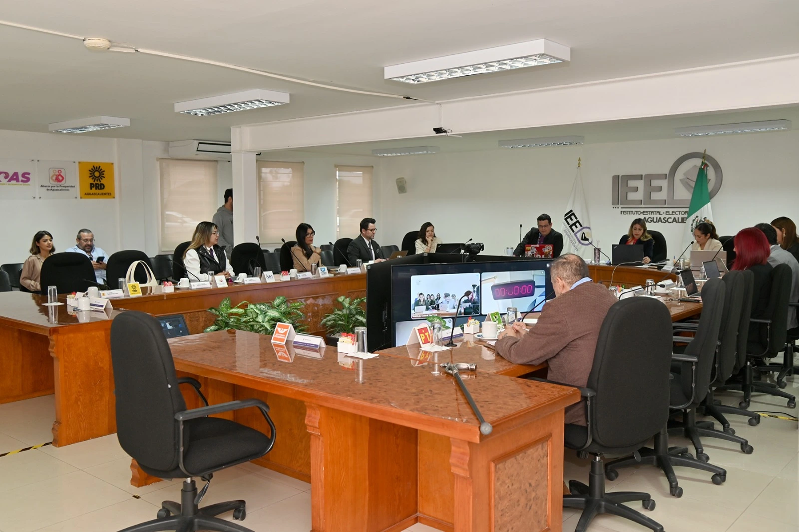 Morena señala presunto atentado contra autonomía del IEE; consejeros lo desmienten