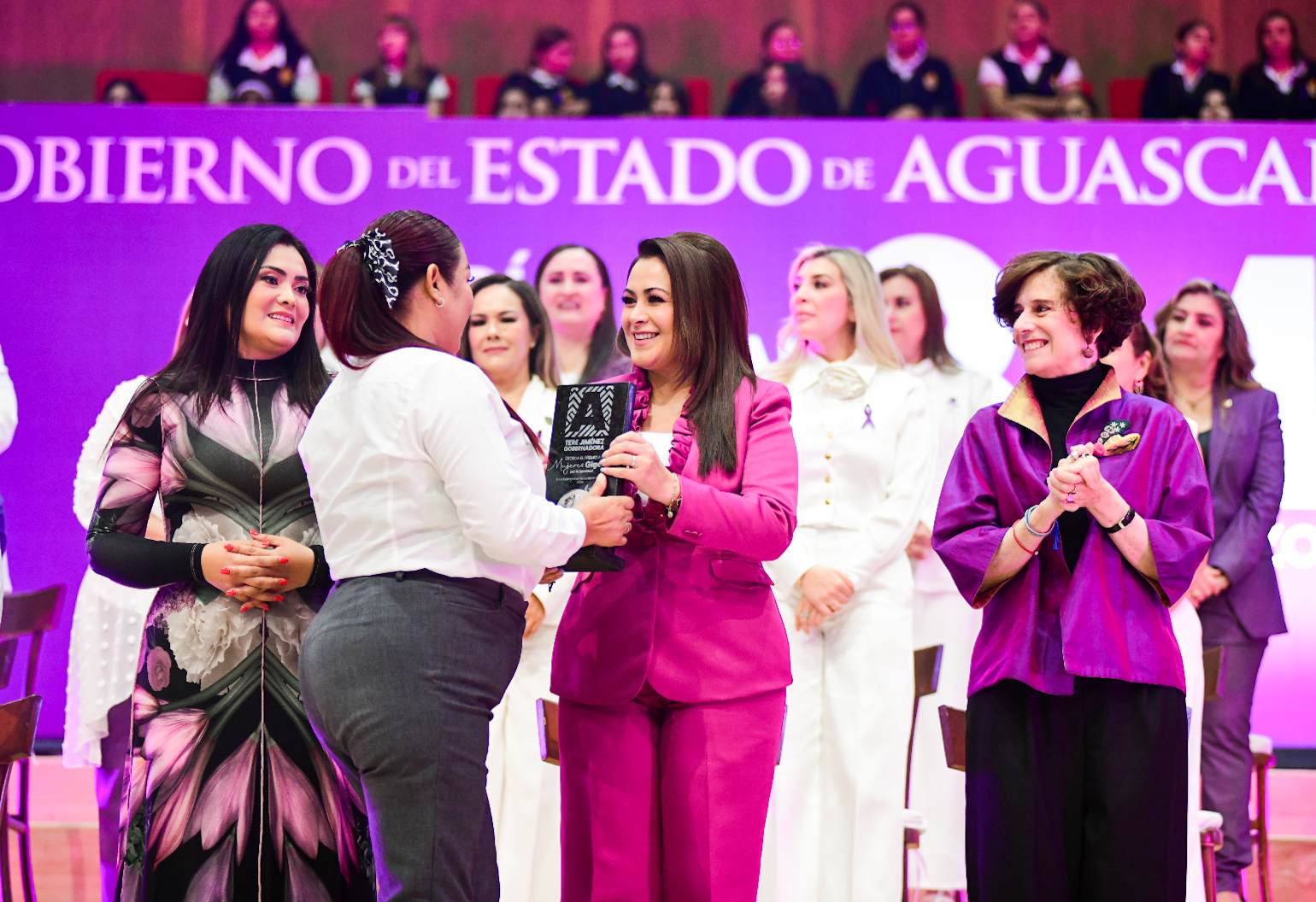 Entregan premio a “Mujeres Gigantes por la Igualdad”: reconocen a Denise Dresser