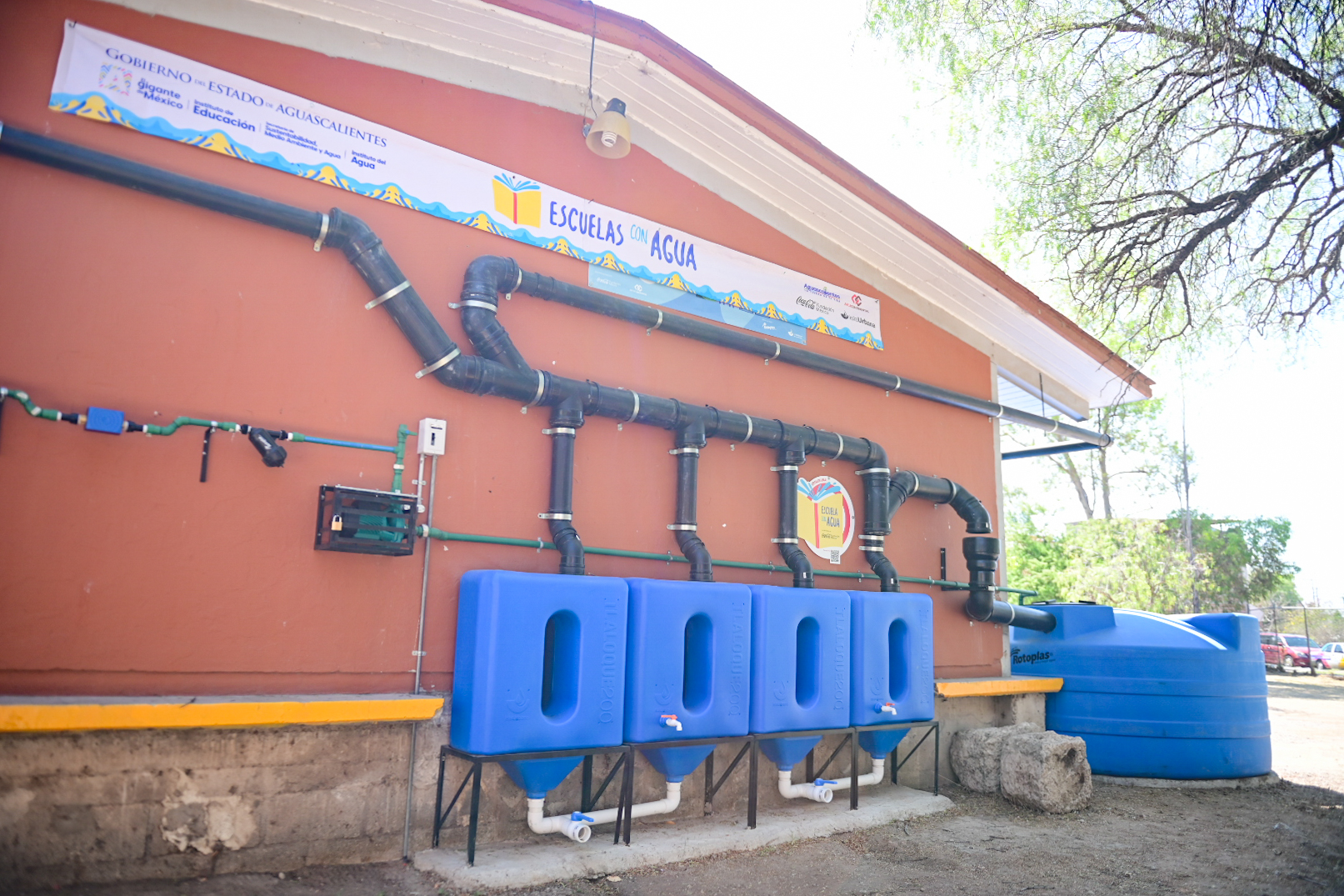 Instalan captadores de lluvia en 12 escuelas: buscan aprovechar hasta 1.5 millones de litros al año