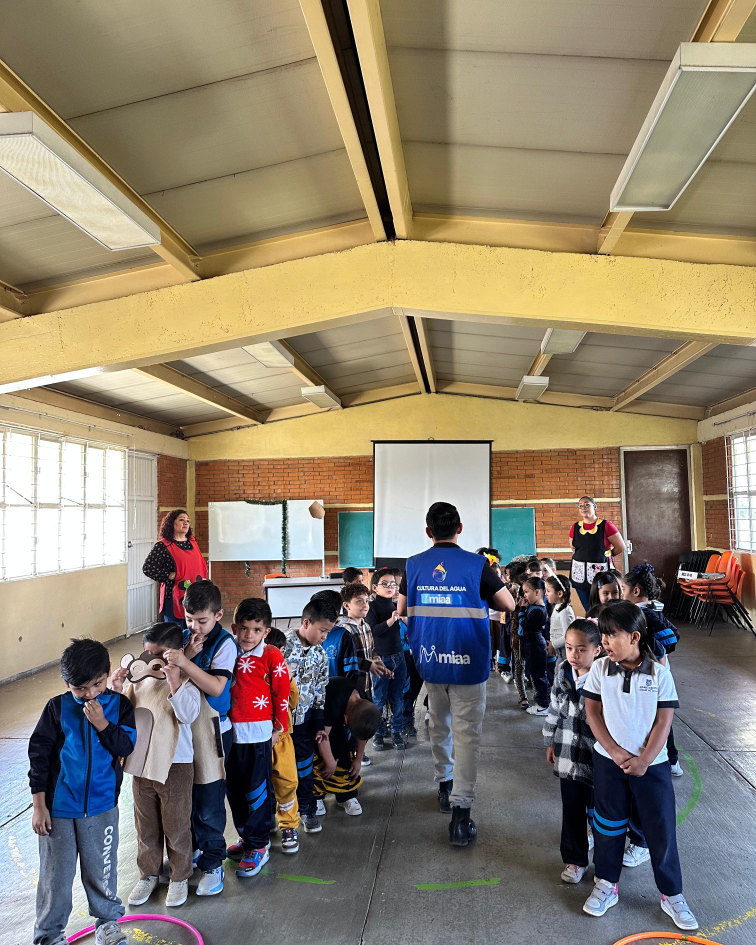 MIAA lleva programa de cultura del agua a escuela y promueve conciencia ambiental