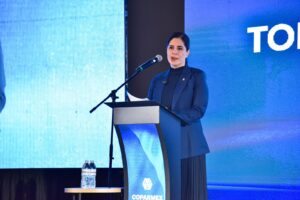 Imagen: Elisa Ibañez, Presidenta de COPARMEX Tijuana en su primer mensaje en toma de compromiso / Nw Baja California.