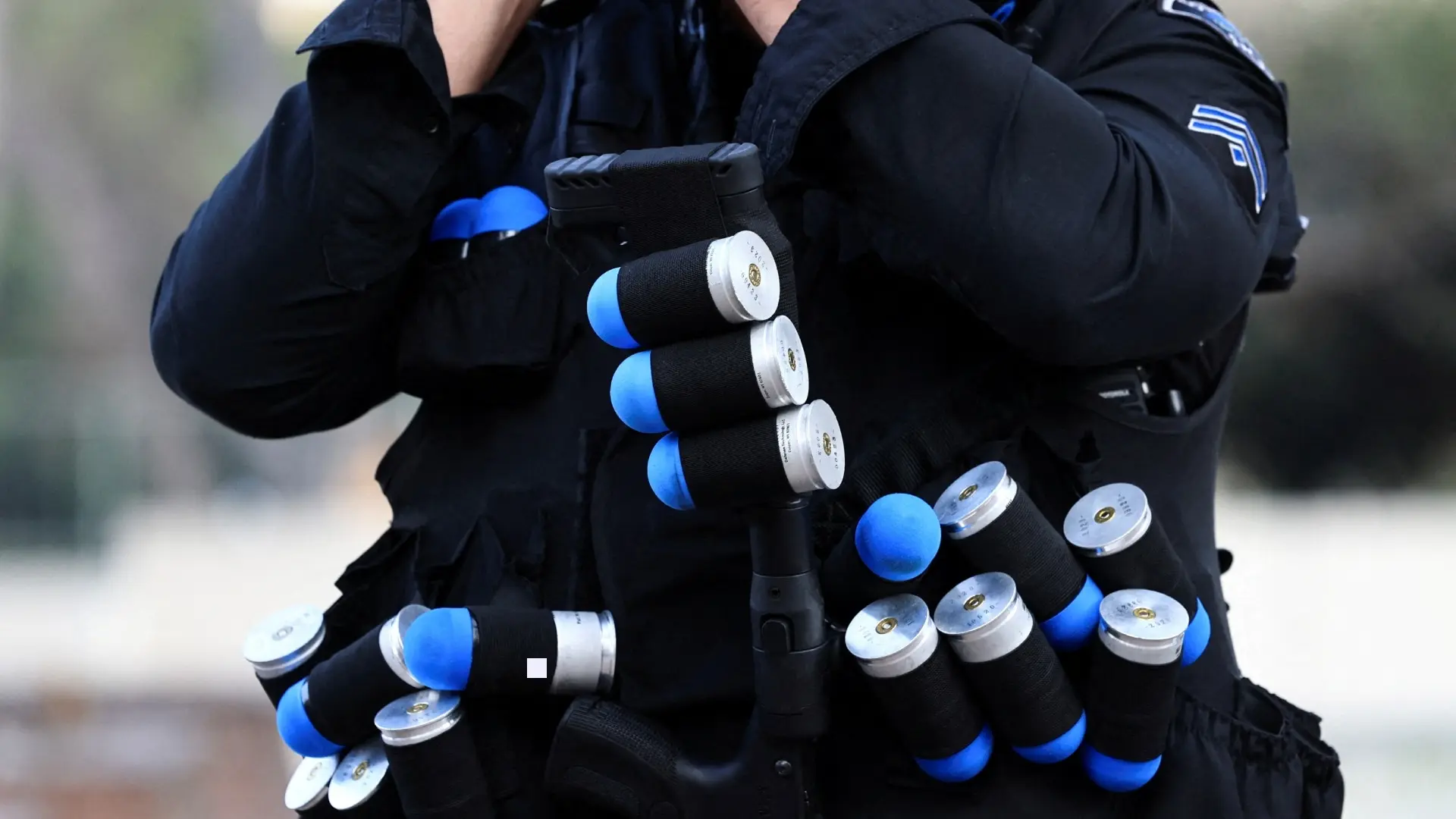 Policía municipal analiza cambiar tasers por armas de proyectil de goma