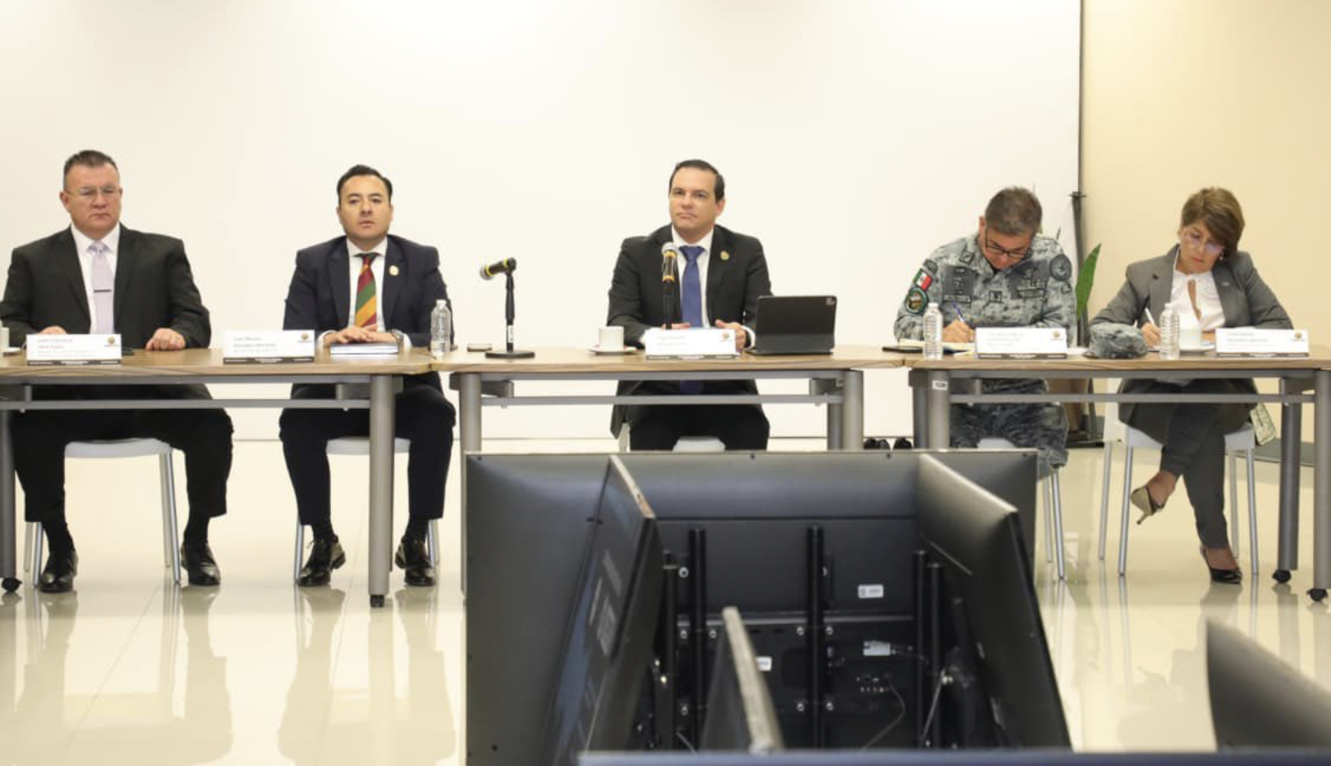 Autoridades dialogan con transportistas para reforzar seguridad en carreteras