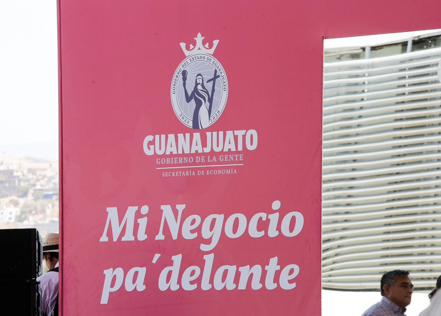 Emprendedoras reciben equipo para hacer crecer sus negocios en Guanajuato