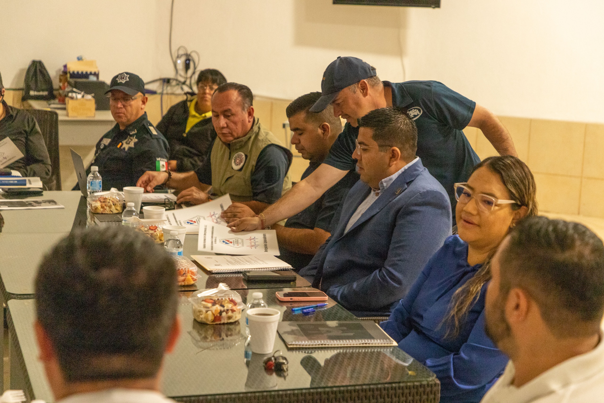 El Gobierno Municipal de Jesús María anunció la implementación del Plan Operativo Municipal Semana Santa 2026, con el objetivo de reforzar la seguridad y la atención a visitantes durante el periodo vacacional.  De acuerdo con las autoridades municipales, el operativo contempla acciones de prevención, vigilancia y respuesta ante emergencias, especialmente en los sitios que registran mayor afluencia durante estas fechas.  Entre los puntos prioritarios se encuentran presas, bordos y el parque acuático Splash, donde se estima la llegada de entre 6 mil y 8 mil visitantes diarios. En estos espacios se mantendrá vigilancia permanente para prevenir accidentes y garantizar condiciones seguras para quienes acuden a actividades recreativas.  Asimismo, el operativo brindará cobertura a eventos religiosos que se realizan en las comunidades de Maravillas, Margaritas y la cabecera municipal, donde también se espera una importante asistencia de personas.  Para estas acciones se contará con la participación de elementos de seguridad pública estatal y municipal, Guardia Civil, paramédicos, guardavidas, bomberos y personal de protección civil, además del apoyo de instancias como el sistema estatal de emergencias y Comisión Nacional del Agua.  Autoridades municipales señalaron que personal de Protección Civil realizará monitoreo permanente en zonas acuáticas para prevenir conductas de riesgo y promover medidas de seguridad entre los visitantes.  El objetivo del operativo es mantener el orden, prevenir incidentes y garantizar condiciones seguras para las familias y turistas que visiten el municipio durante la temporada de Semana Santa.