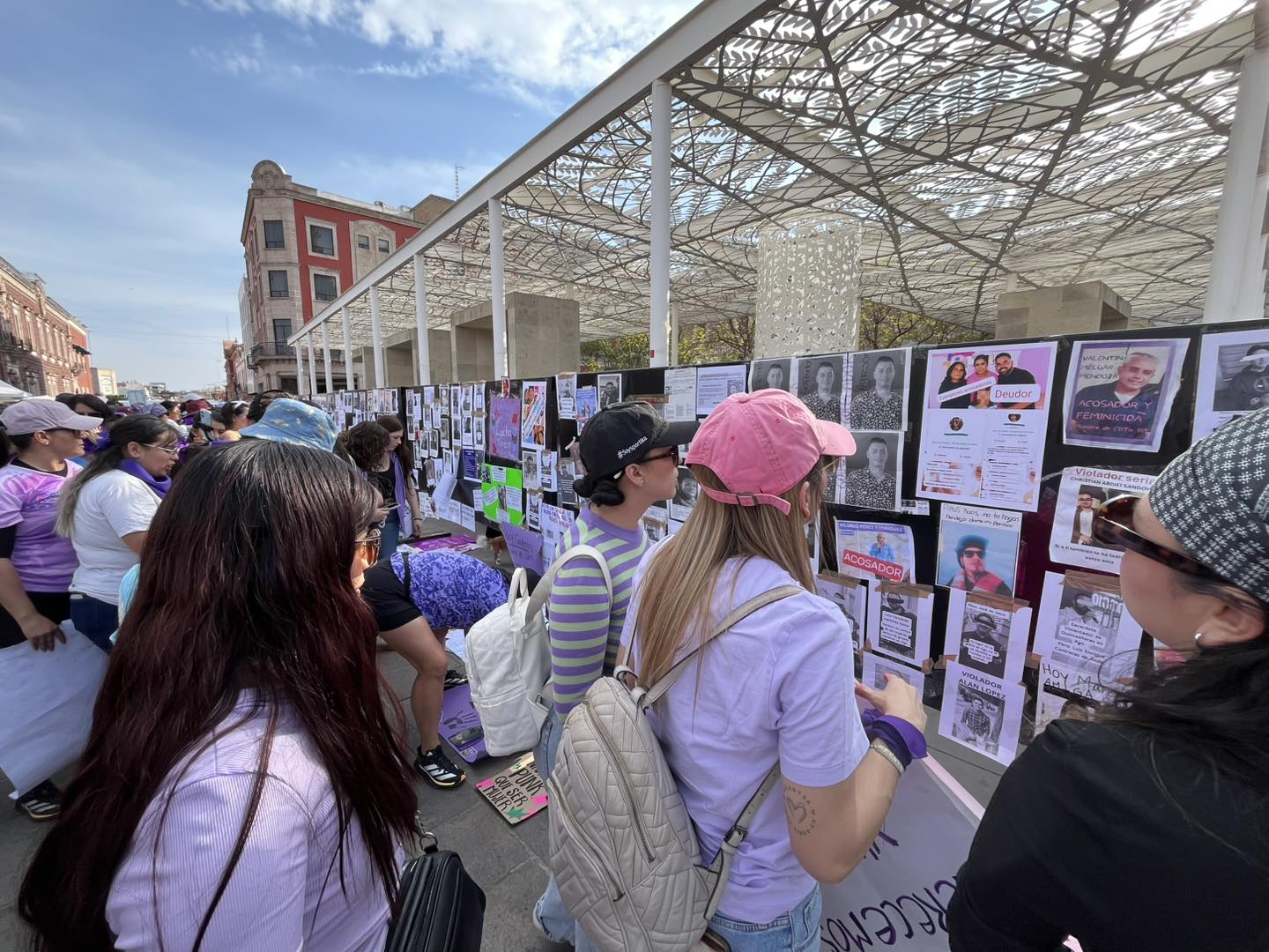 Frente Nacional por la Familia cuestiona exhibición de sacerdotes en tendederos del 8M