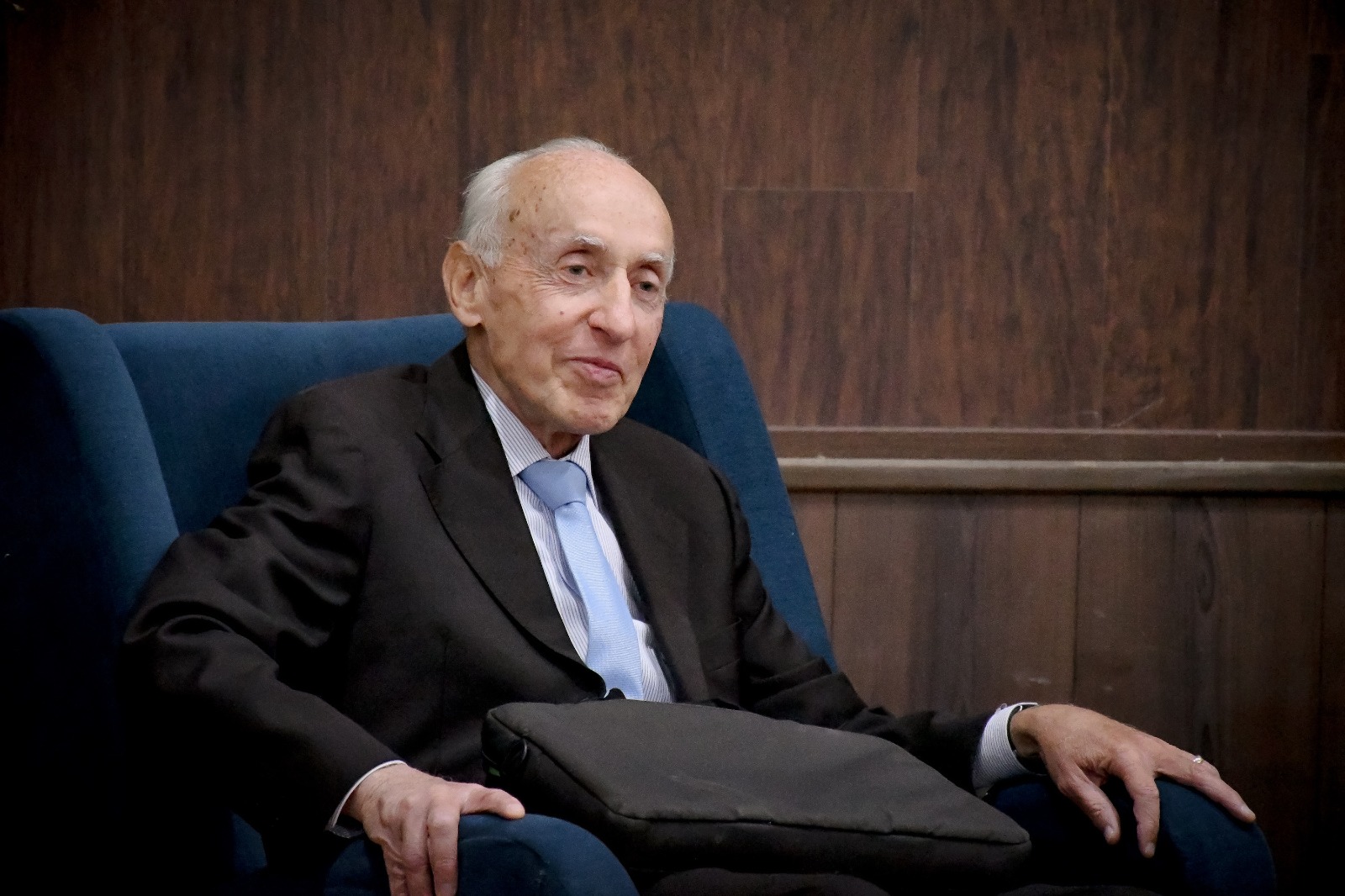 La UP celebra libro sobre la antropología filosófica y reconoce a uno de sus profesores más entrañables