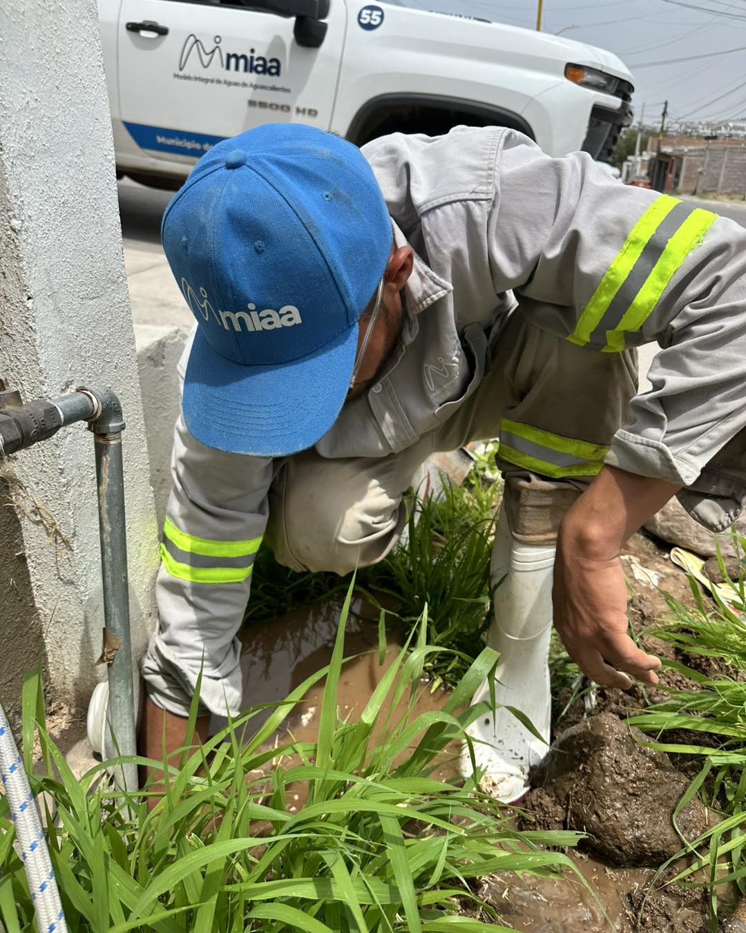 MIAA atiende fugas de agua potable en Guadalupe Peralta y Sol Naciente