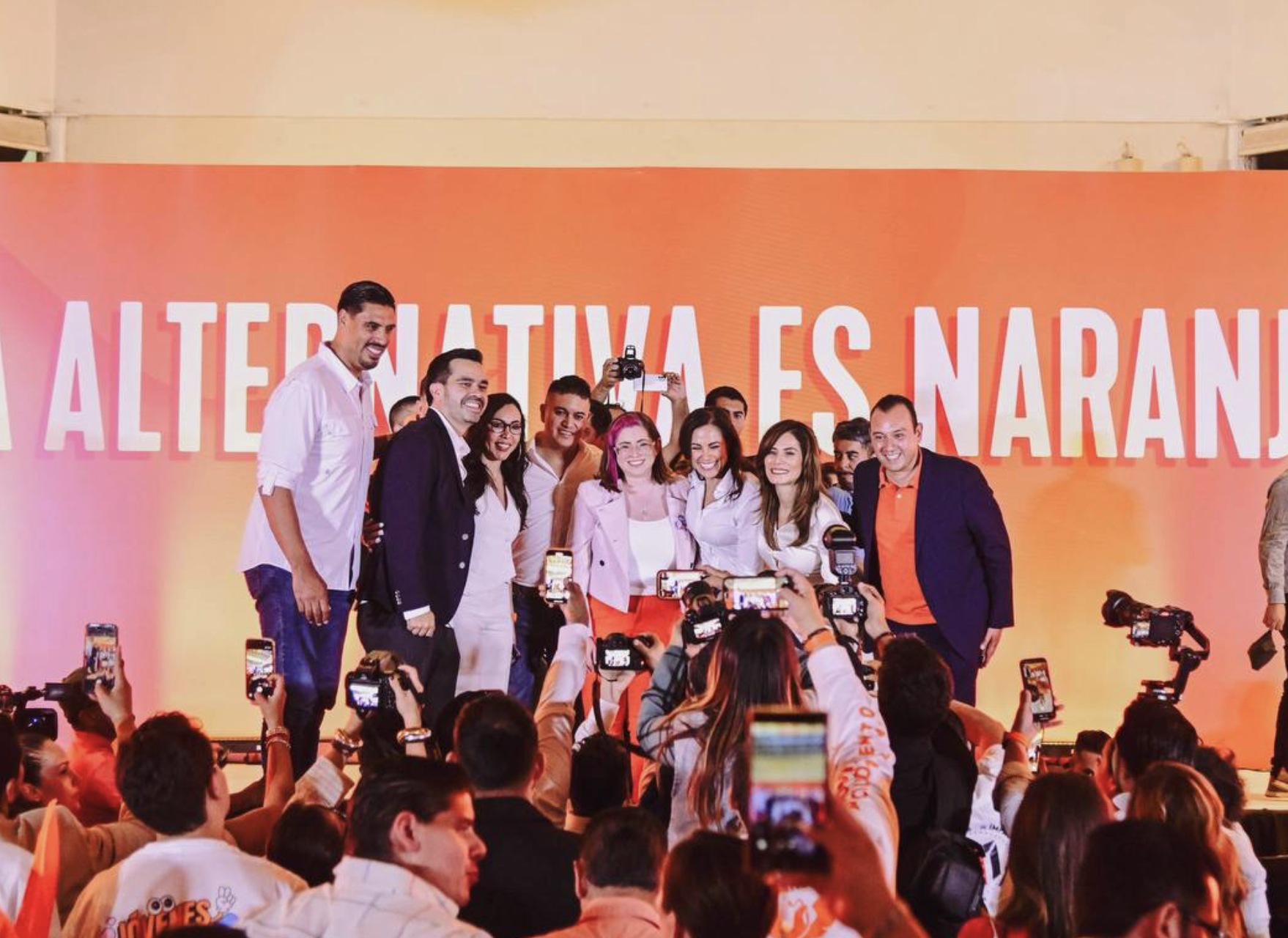 Alcaldesa de León se pinta de naranja tras romper con el PAN 