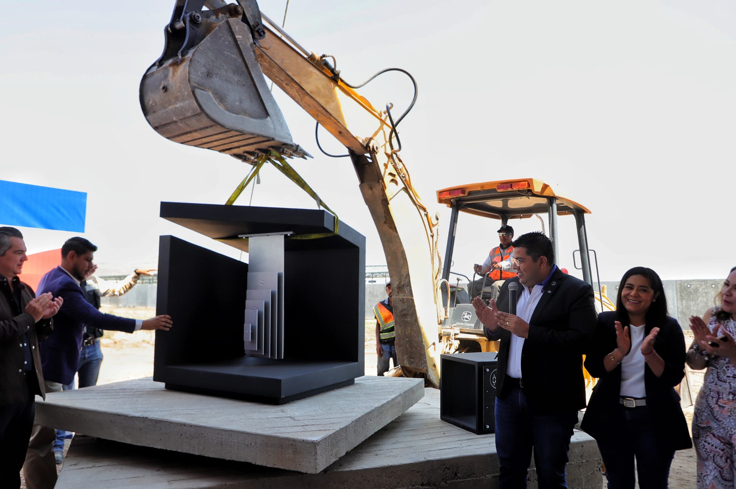 Colocan primera piedra de unidad deportiva con alberca semiolímpica