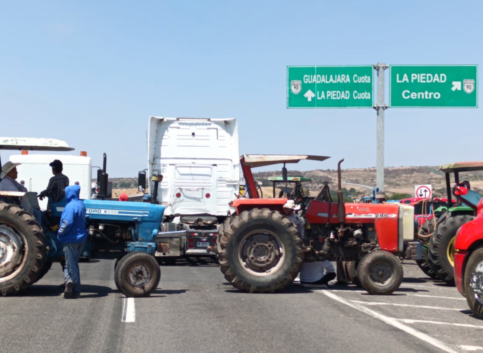 Bloqueo total en carretera Pénjamo–La Piedad: campesinos y transportistas paralizan vialidad