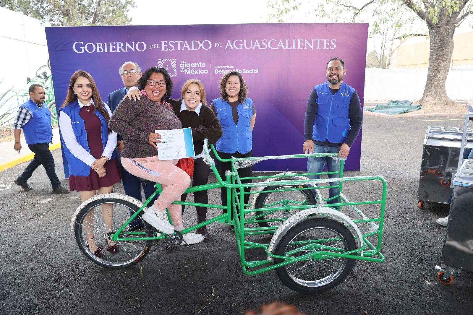 SEDESO entrega apoyos para negocios familiares