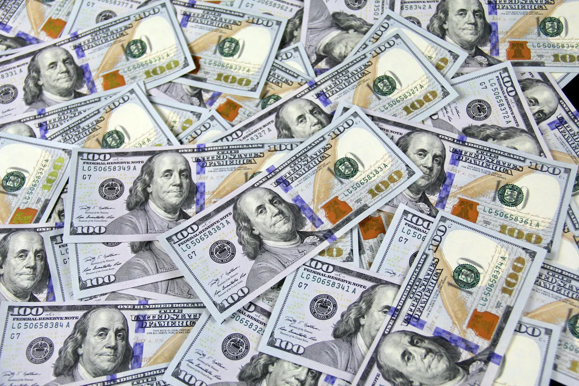 ¿Recibes remesas? Economistas esperan volatilidad en el tipo de cambio este 2026
