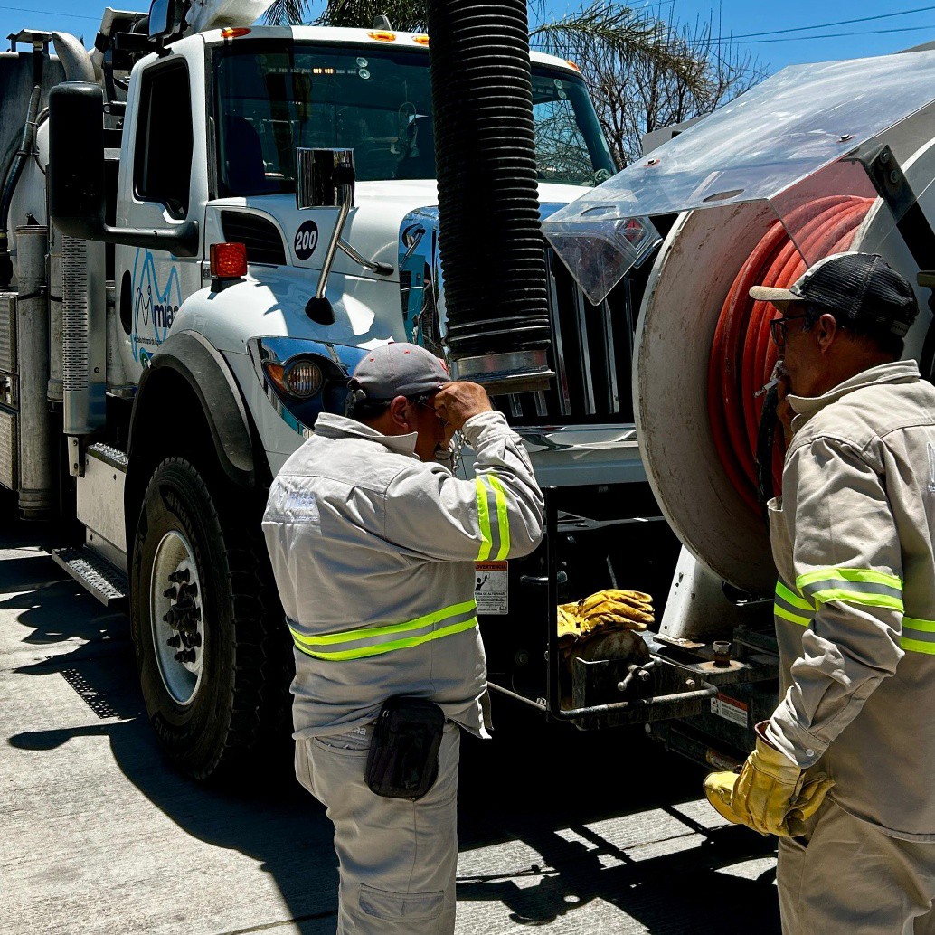 MIAA realiza desazolve y corrige fuga en distintos puntos de la ciudad