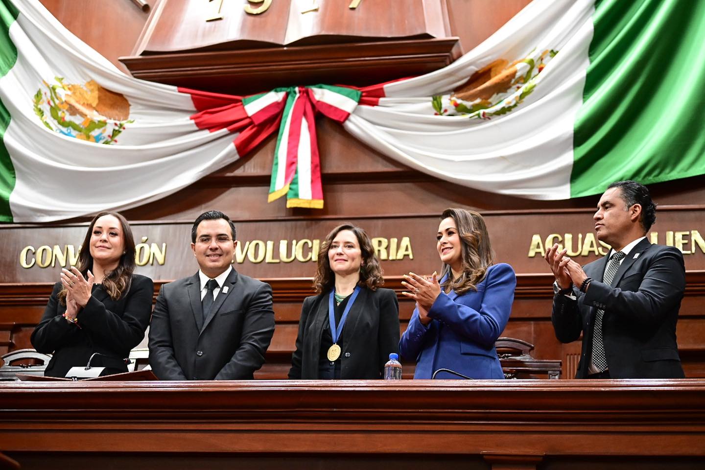 Entre reconocimientos y manifestaciones, Isabel Díaz Ayuso visita Aguascalientes