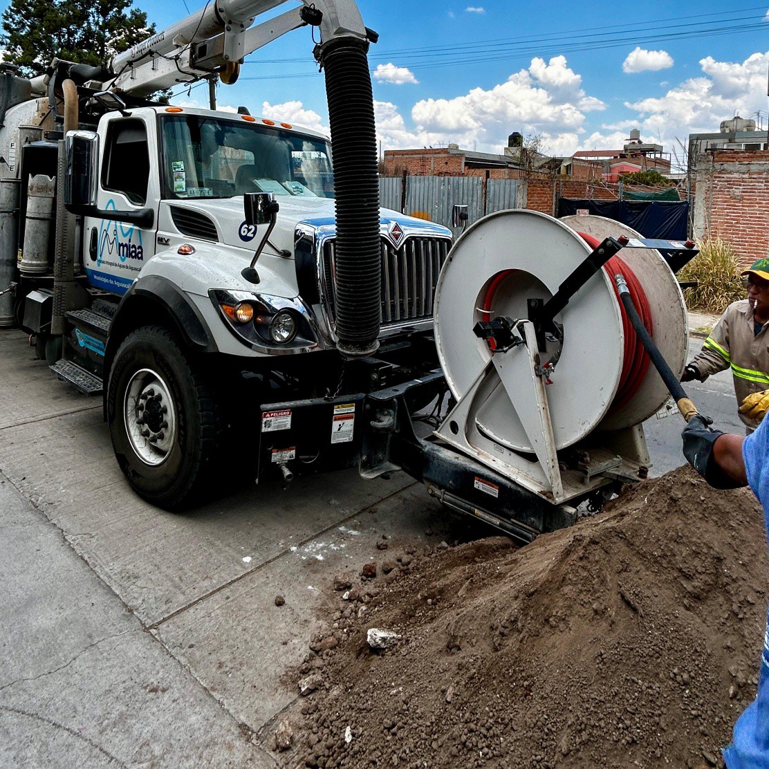 MIAA realiza desazolve y saneamiento de alcantarillado en Loma Bonita y Del Carmen