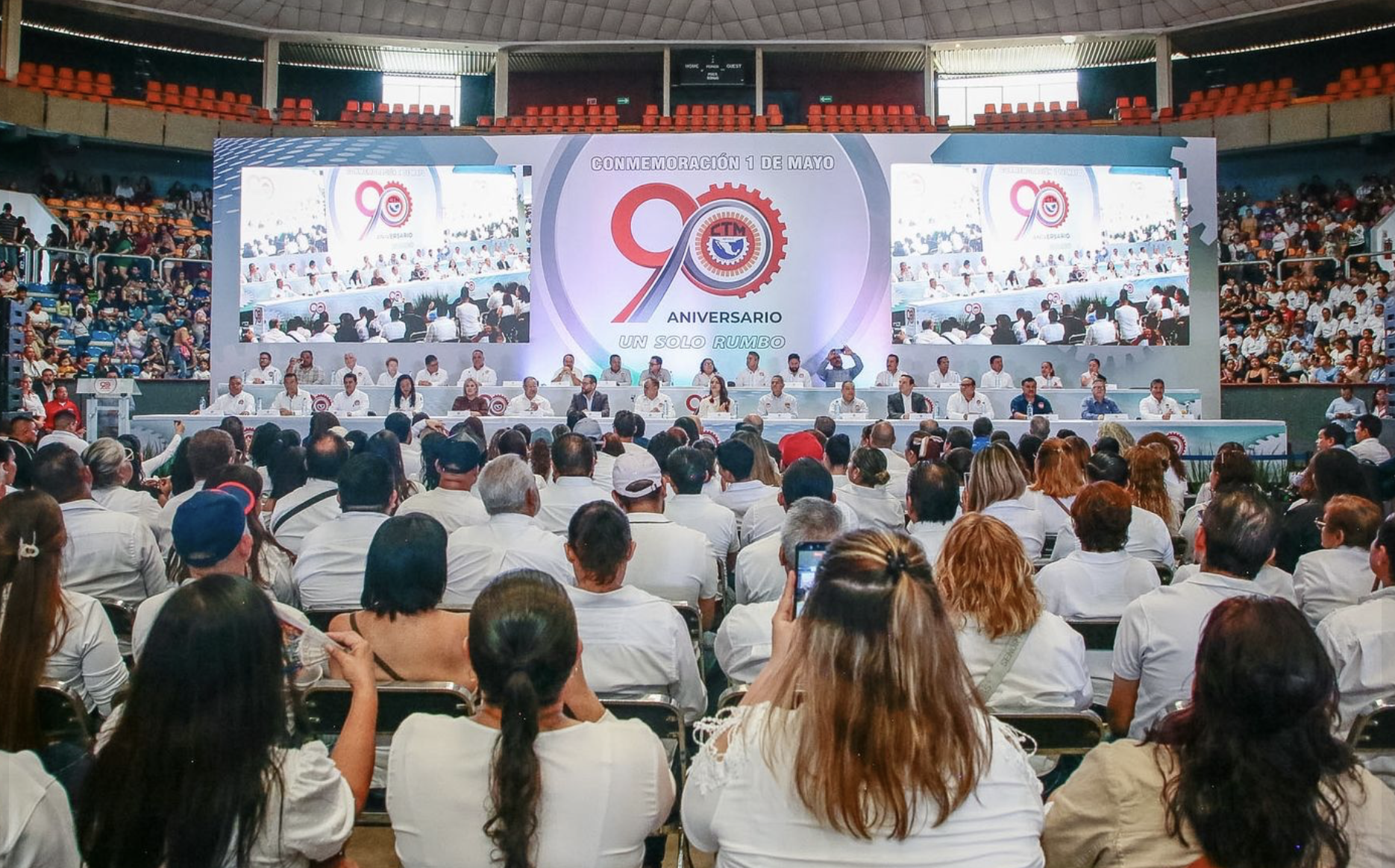 Gobernadora promete mejores condiciones y libertad sindical tras encuentro en León