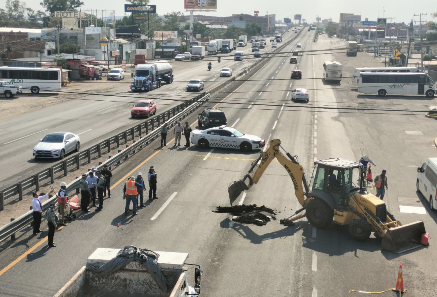 Reparan socavón en carretera Silao-León tras colapso de infraestructura hidráulica