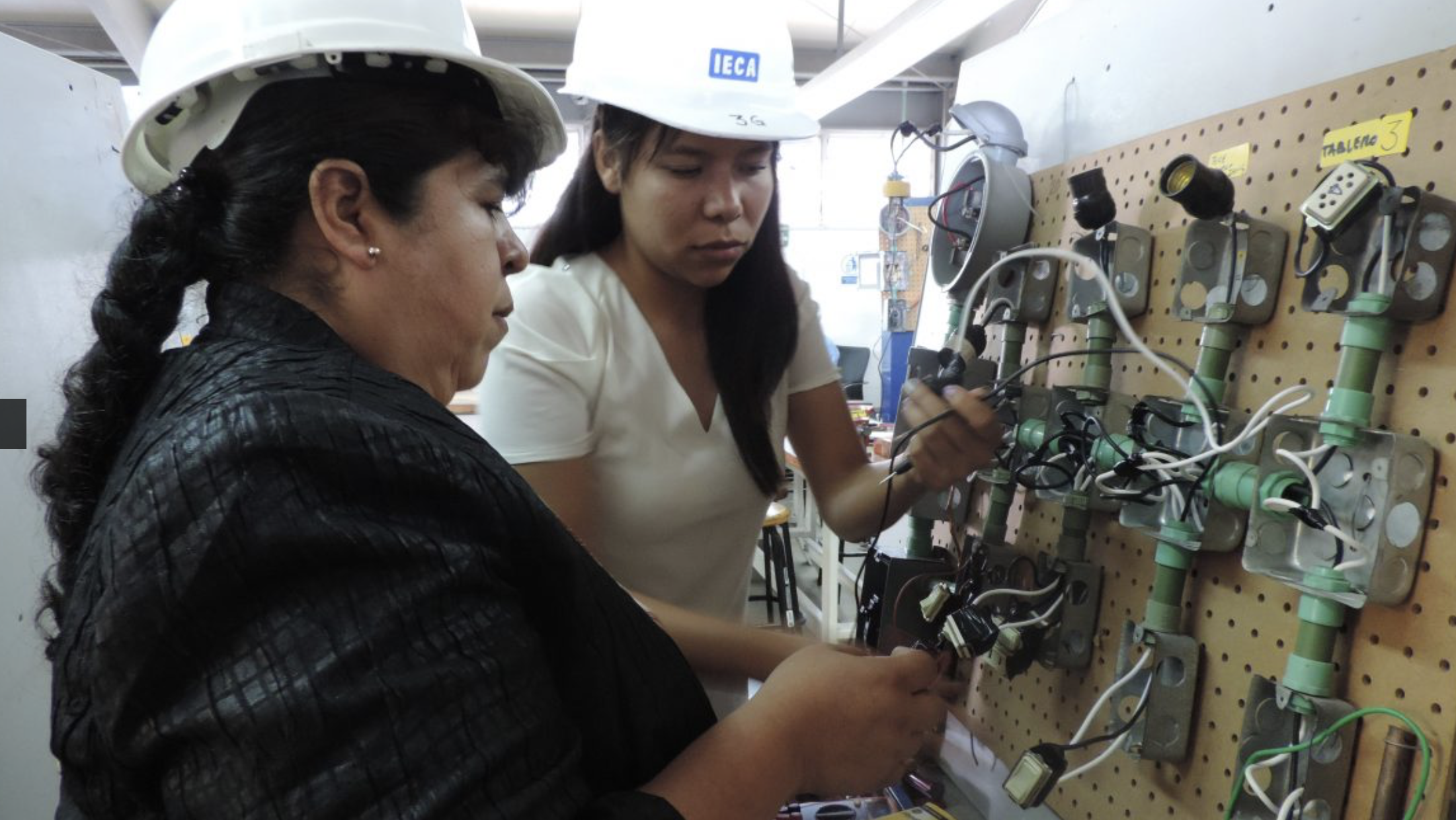 Mujeres superan por primera vez a hombres en capacitaciones del IECA