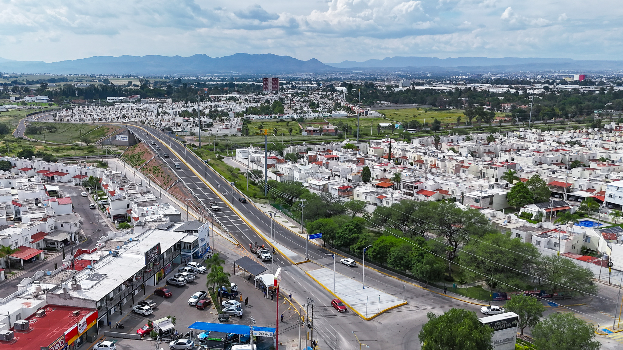 ¿Cuáles son las principales obras de infraestructura vial vigentes en Aguascalientes?