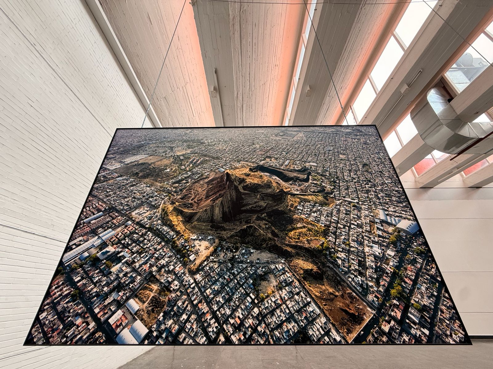Arau y Banco Azteca revelan historia geográfica de la CDMX.
