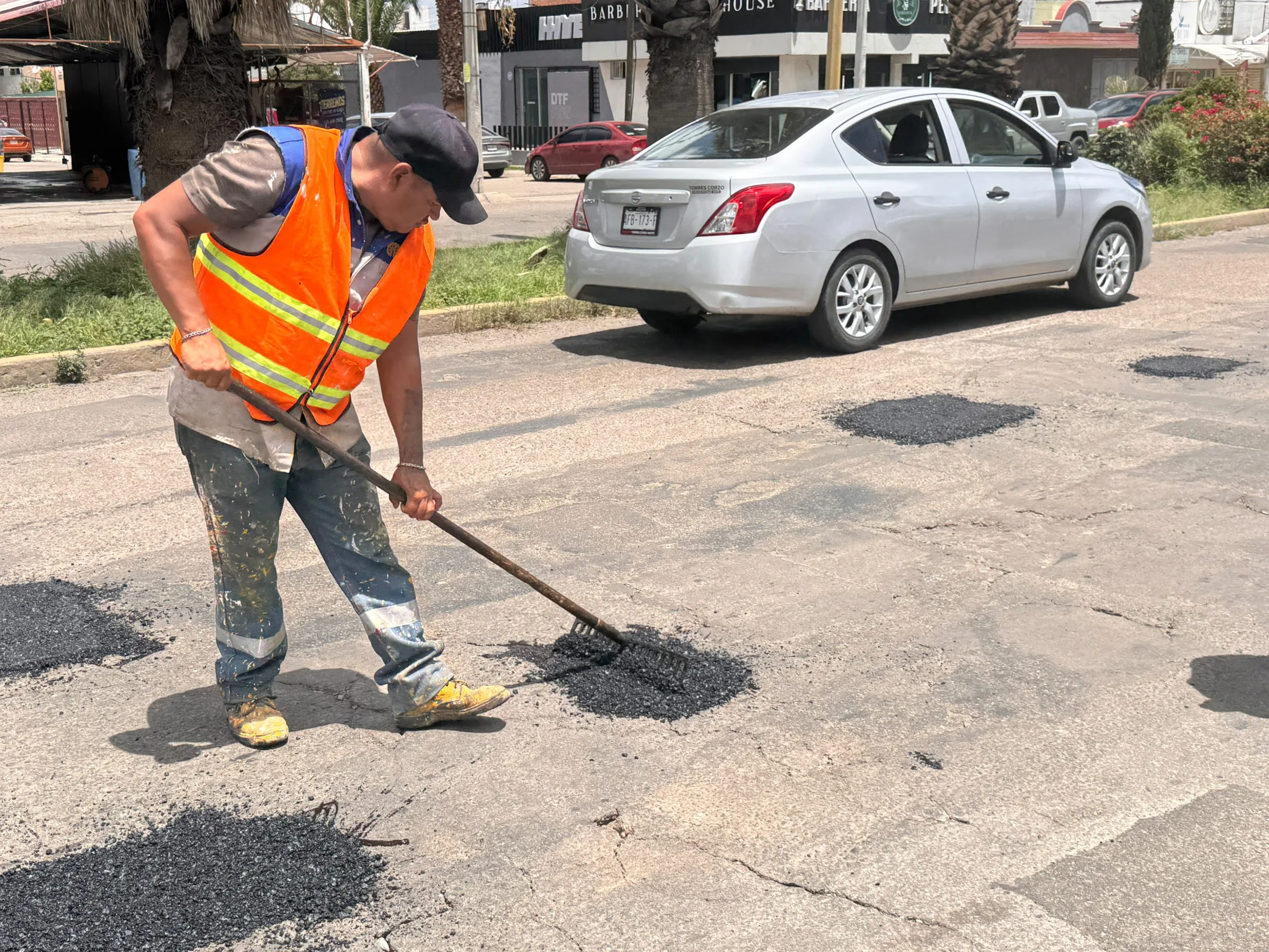Tras lluvias, intensifica Municipio labores de bacheo en toda la capital