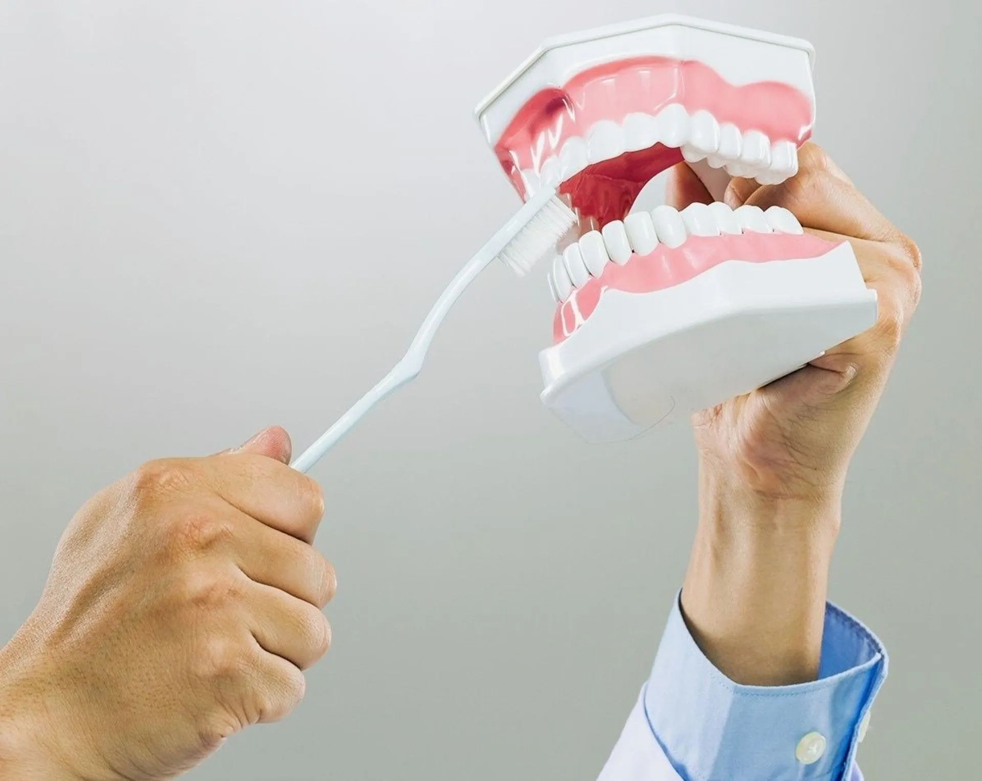 Estrés y calidad del agua afectan nuestra salud dental: ¿qué recomiendan los dentistas?