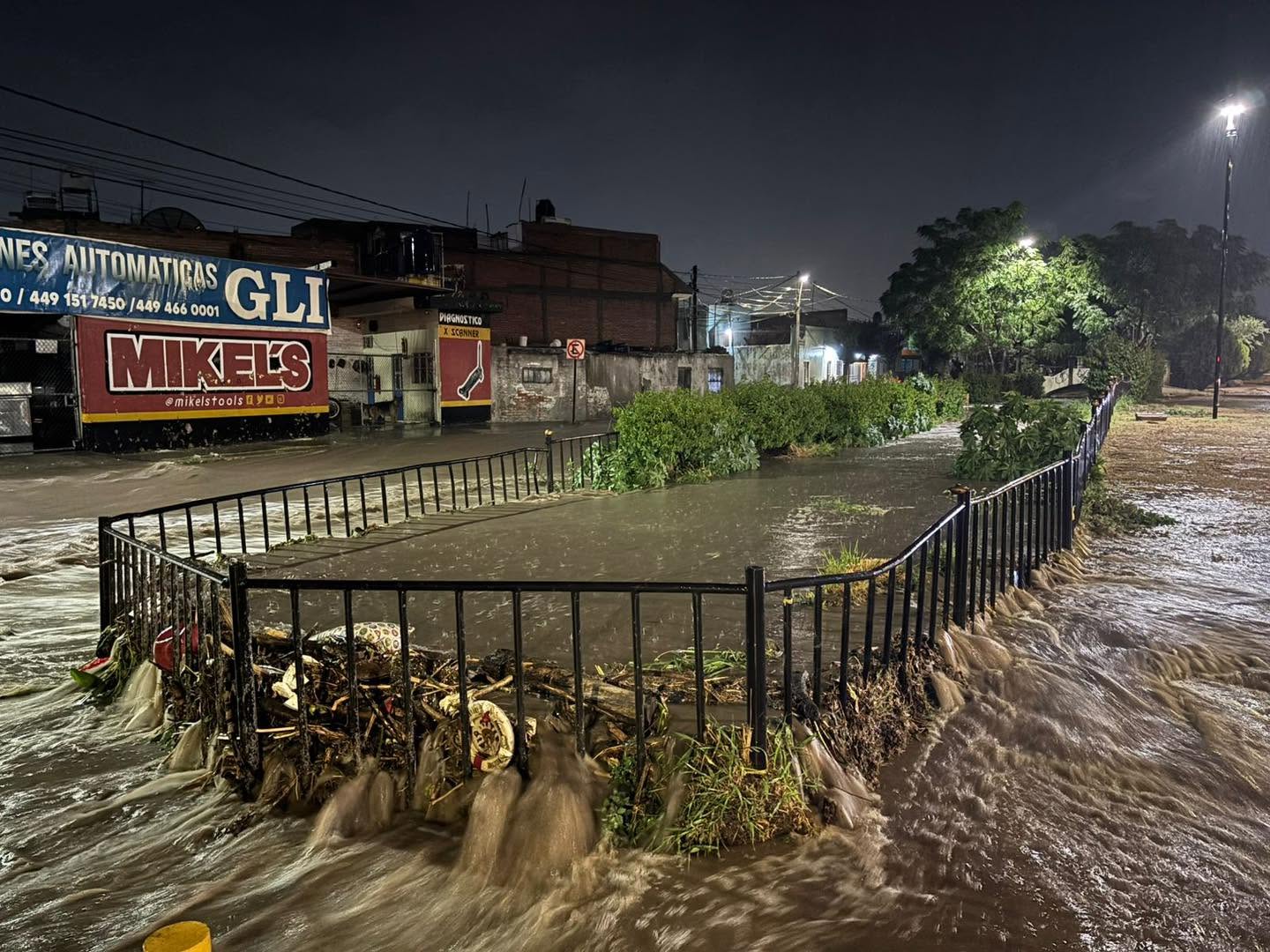 Llama MIAA a organizar jornadas vecinales de limpieza para prevenir inundaciones