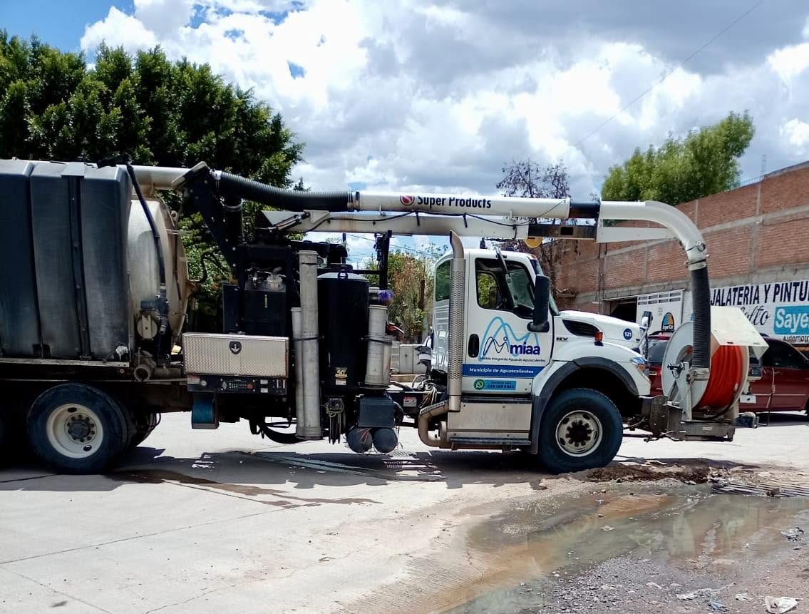Restablecen flujo en colector sanitario tras labores de limpieza en Salto de Ojocaliente
