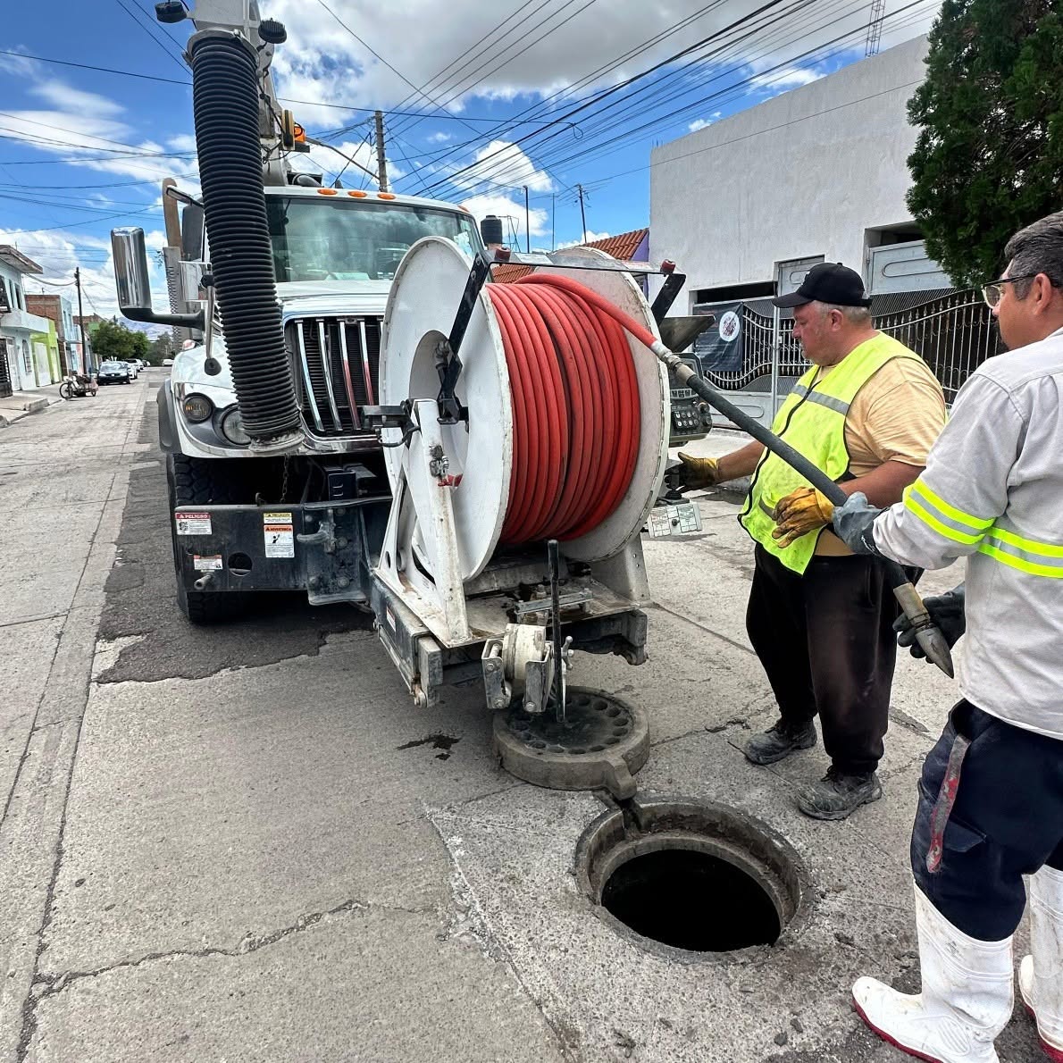 MIAA realiza desazolve en alcantarilla de la colonia San Marcos y restablece flujo sanitario