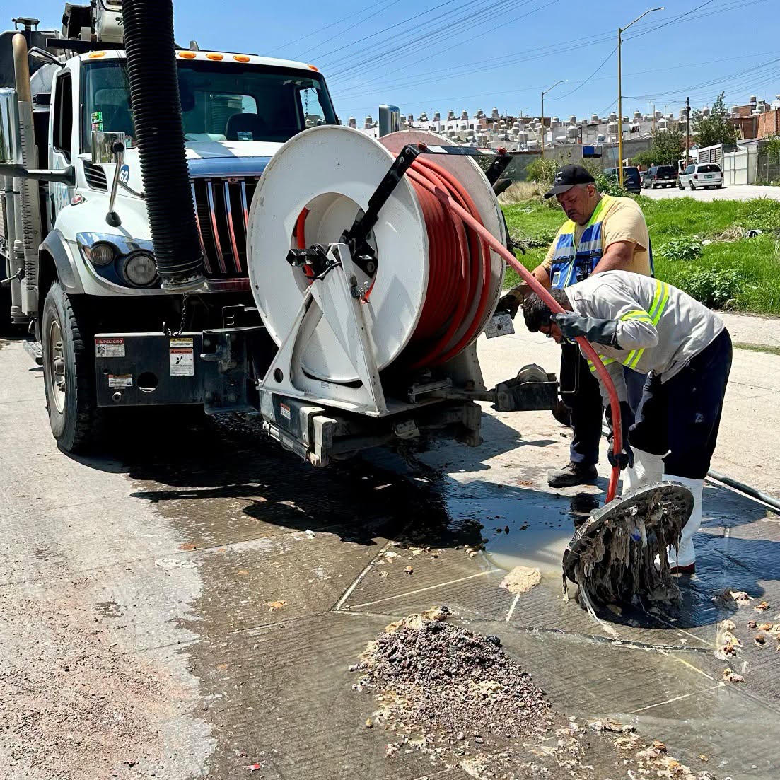Realiza MIAA trabajos de desazolve para restablecer operación del alcantarillado en Vistas del Valle